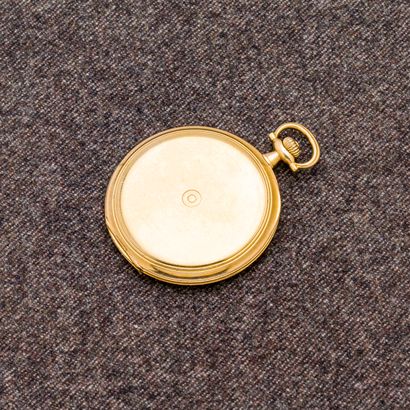 OMEGA Montre de poche savonnette en or jaune 18 carats (750 millièmes) à décor guilloché....