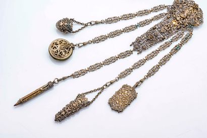 null 
Chatelaine en métal à décor ajouré néo renaissance orné d'un cartouche orné...