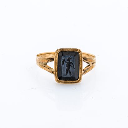 null 18 karat (750 thousandths) yellow gold ring set with a blue agate intaglio representing...