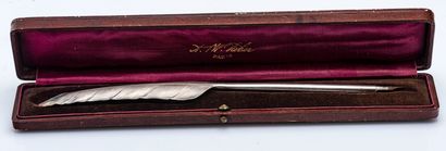 null Silver nib (800 thousandths) stylizing a goose quill.

Accompanied by its case...