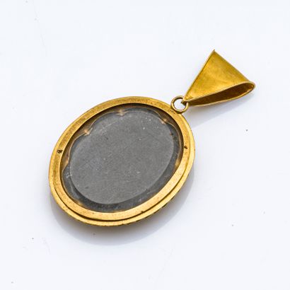 null 18 karat (750 thousandths) yellow gold pendant with filigree decoration, adorned...