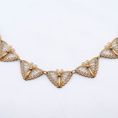 null Collier en or jaune 18 carats (750 millièmes) orné de sept motifs de papillons...