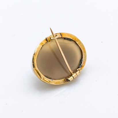 null 
18-carat (750 thousandths) and 14-carat (585 thousandths) yellow gold brooch...