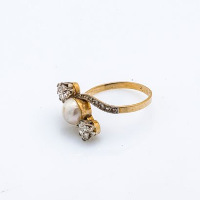 null 18 karat (750 thousandths) yellow gold ring set with a pearl with two round...