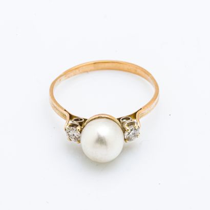 null 18 karat (750 thousandths) yellow gold ring set with a pearl with two cushion-cut...