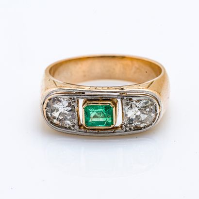 null 14 karat (585 thousandths) yellow gold garter ring set with an emerald shouldered...