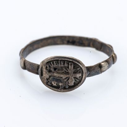 null Silver dizainier ring (800 thousandths) decorated with a medallion depicting...