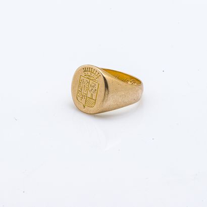 null Knight's ring in 18-carat (750 thousandths) yellow gold engraved with the coat...