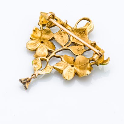 null Borche-pendentif en or jaune 18 carats (750 millièmes) stylisant un motif ajouré...