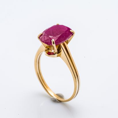 null 18 karat (750 thousandths) yellow gold ring set with an oval ruby (rubies) held...