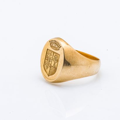 null Knight's ring in 18-carat (750 thousandths) yellow gold engraved with the coat...