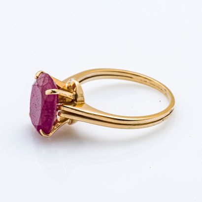 null 18 karat (750 thousandths) yellow gold ring set with an oval ruby (rubies) held...