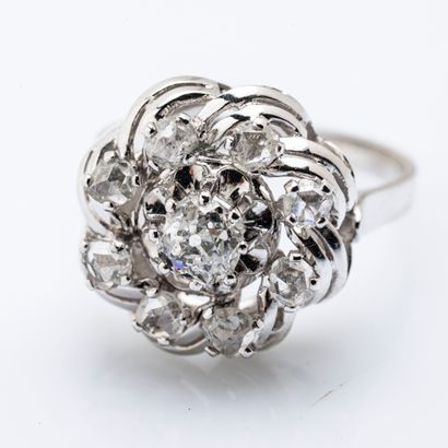 null Bague fleur en or gris 18 carats (750 millièmes) sertie d’un diamant de taille...