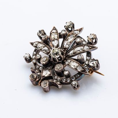 null Brooch in 18-carat yellow gold (750 thousandths) and silver (800 thousandths)...