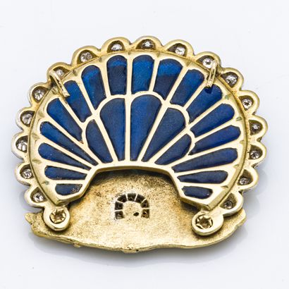 null 18 karat (750 thousandths) yellow gold pendant made of a peacock-shaped plate...