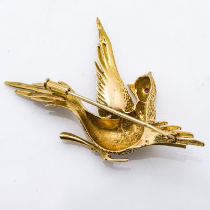 null Broche en or jaune 18 carats (750 millièmes) stylisant un oiseau, son œil serti...