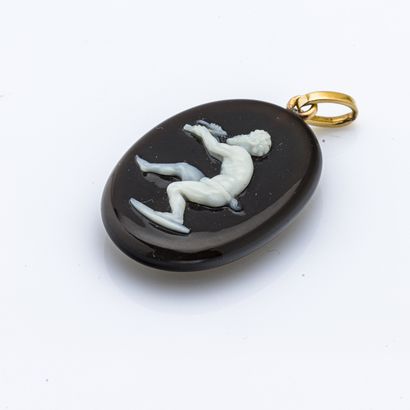 null Pendant in 18 karat yellow gold (750 thousandths) adorned with a cameo on onyx...
