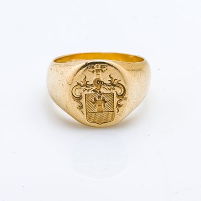 null Knight's ring in 18-carat (750 thousandths) yellow gold engraved with the Arms...