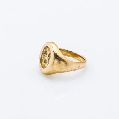 null A lady's signet ring in 18K yellow gold (750 thousandths) engraved with the...