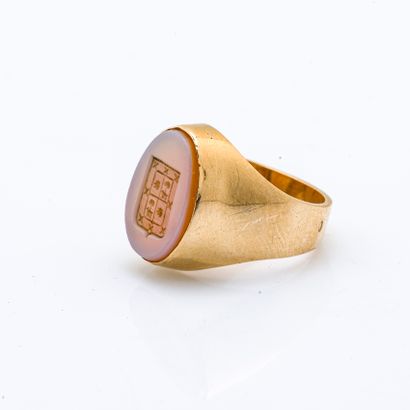 null Knight's ring in 18 karat (750 thousandths) yellow gold engraved with a brown...