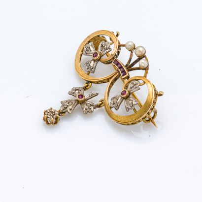null Brooch in 18K yellow gold (750 thousandths) decorated with symmetrical scrolls...