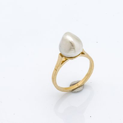 null 18 karat (750 thousandths) yellow gold ring set with a 10 mm fine pearl.

Finger...