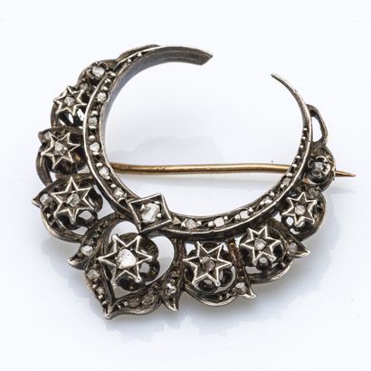 null Crescent brooch in 18-carat yellow gold (750 thousandths) and silver (800 thousandths)...