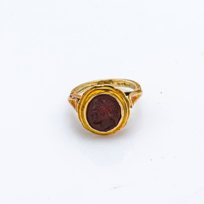 null 18 karat (750 thousandths) yellow gold ring set with an intaglio on carnelian...