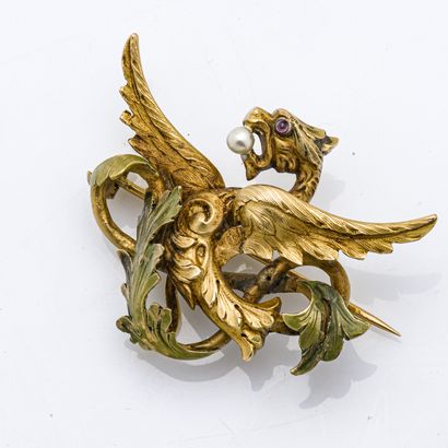 null 18 karat (750 thousandths) yellow gold brooch stylizing a winged chimera holding...