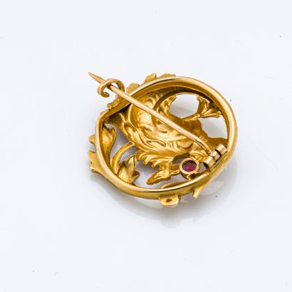 null 18 karat (750 thousandths) yellow gold brooch in round shape stylizing a dragon...