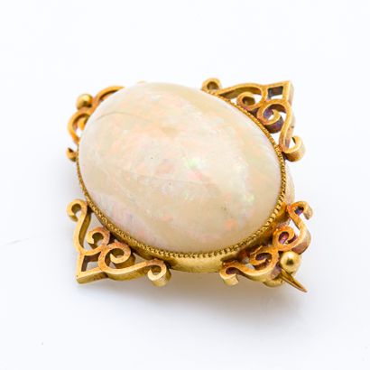 null 
18-carat (750 thousandths) yellow gold brooch adorned with a cabochon opal...