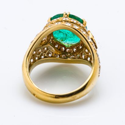 null 18 karat (750 thousandths) yellow gold ring set with an oval emerald of approximately...