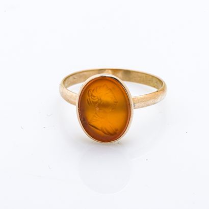 null 18 karat (750 thousandths) yellow gold ring set with a carnelian intaglio depicting...