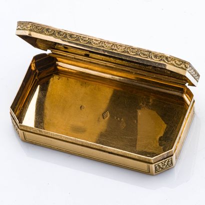 null Boite en or jaune 18 carats (750 millièmes) à décor guilloché rayonnant dans...