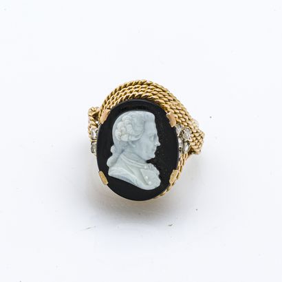 null 
Ring in 18K yellow gold (750 thousandths) holding a cast glass cameo depicting...