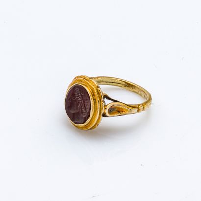 null 18 karat (750 thousandths) yellow gold ring set with an intaglio on carnelian...