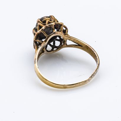 null 18 karat (750 thousandths) yellow gold lace ring set with a rose-cut diamond...
