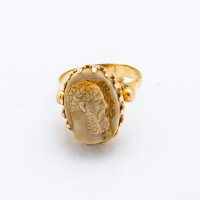 null 18 karat (750 thousandths) yellow gold ring set with an orchre cameo depicting...