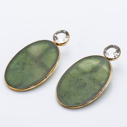 null Pair of gold-plated metal earrings set with oval plates of nephrite jade and...