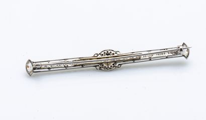 null Platinum bar brooch (950 thousandths) decorated in its centre with a pearl in...