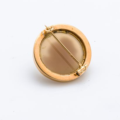 null Round 18K yellow gold brooch decorated with an agate cameo depicting the profile...
