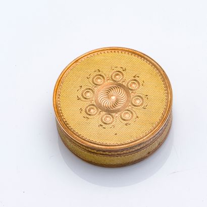 null Circular pill box in 18-carat (750 thousandths) yellow and pink gold with guilloché...