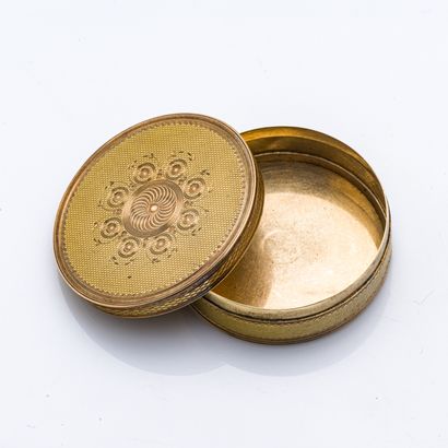 null Circular pill box in 18-carat (750 thousandths) yellow and pink gold with guilloché...