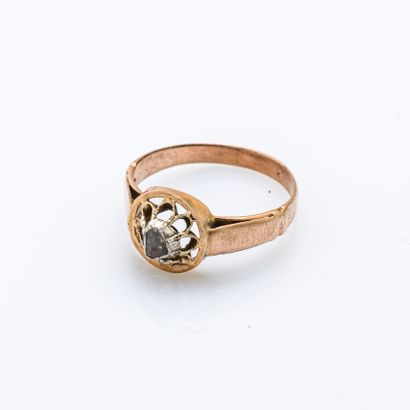 null Ring in 18 karat yellow gold (750 thousandths), the bezel in the form of an...