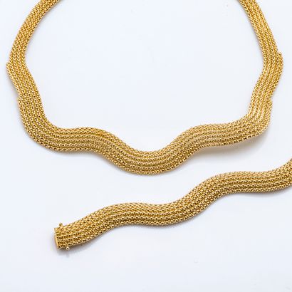 null 18 karat (750 thousandths) yellow gold half-piece consisting of a necklace and...