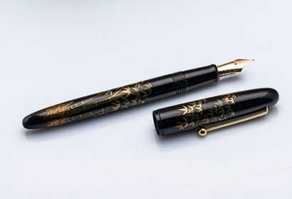 NAMIKI Pen - model Yuhari Bamboo

Fountain pen in 18 carat (750 mils) yellow gold...