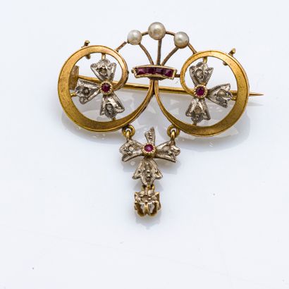 null Brooch in 18K yellow gold (750 thousandths) decorated with symmetrical scrolls...