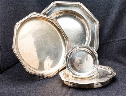 null Silver lot (925 thousandths) comprising two octagonal dishes of different sizes;...