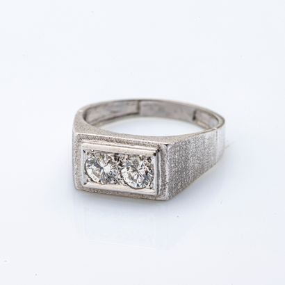 null Bague chevalière en or gris 18 carats (750 millièmes) ornée de deux diamants...