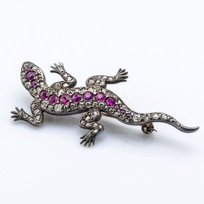 null Broche lézard en or gris 9 carats (375 millièmes) sertie de diamants taillés...